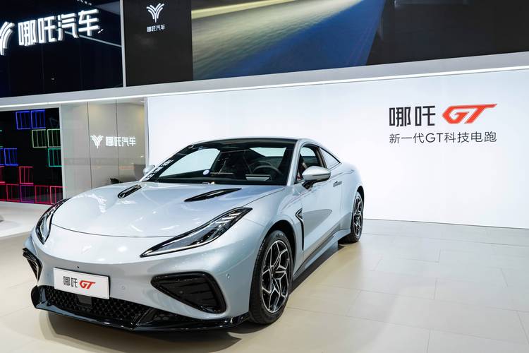 成都龙泉驿区云全南企业管理咨询哪吒汽车在智能汽车领域的表现，领途汽车在新能源汽车市场中的影响力